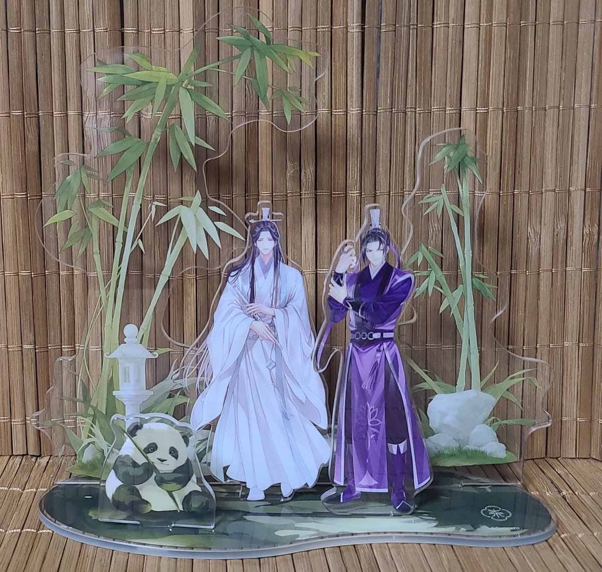 あちらのって背景別なのに安いよね～👍️忘羨アクスタほぼ買わない自分。よく背景だけ欲しくて買ってるけど、こちらは忘羨込みで欲しかったヤツ。パンダ可愛いし、相手のパンダぬい持ってる二人が可愛い❤️なにより色あいが大好き✨善き🥰
でも、遊んでみた。