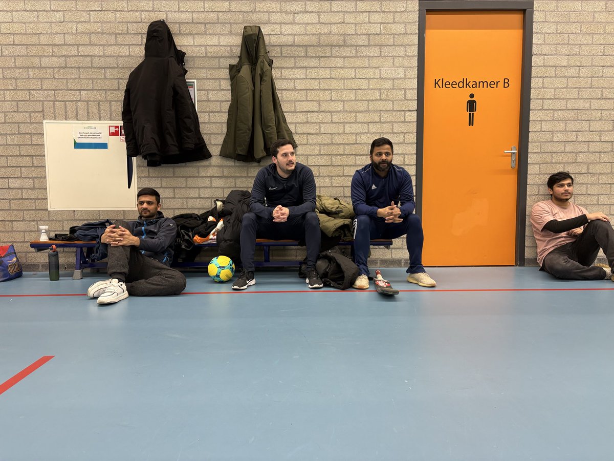 SchiedamAMJO's tweet photo. ๐โโ๏ธSamen actief door sport en verbondenheid ๐
Met inzet en enthousiasme kwamen we samen in beweging.
Sport verbindt, motiveert en versterkt.
๐ Cricket
๐ Volleybal
๐ธ Badminton
#MKANL #Schiedam #MoslimJongeren https://t.co/YLIsmMG3Ld