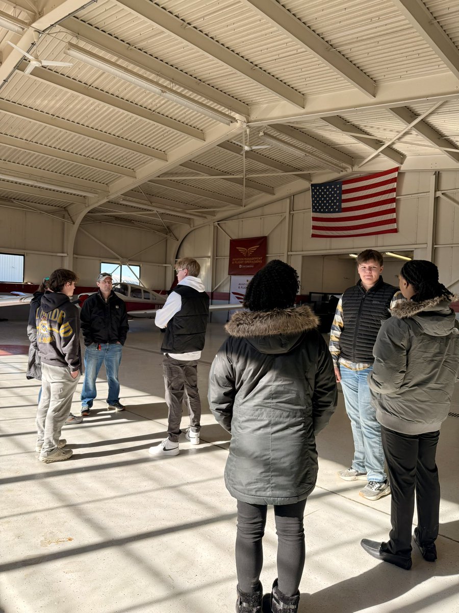 CoeCollege's tweet photo. ✈️ Future Kohawk aviators are learning about our aviation management and flight operations program, and how they’ll fly in their first term! #Go2Coe https://t.co/WKbMWt0oEn