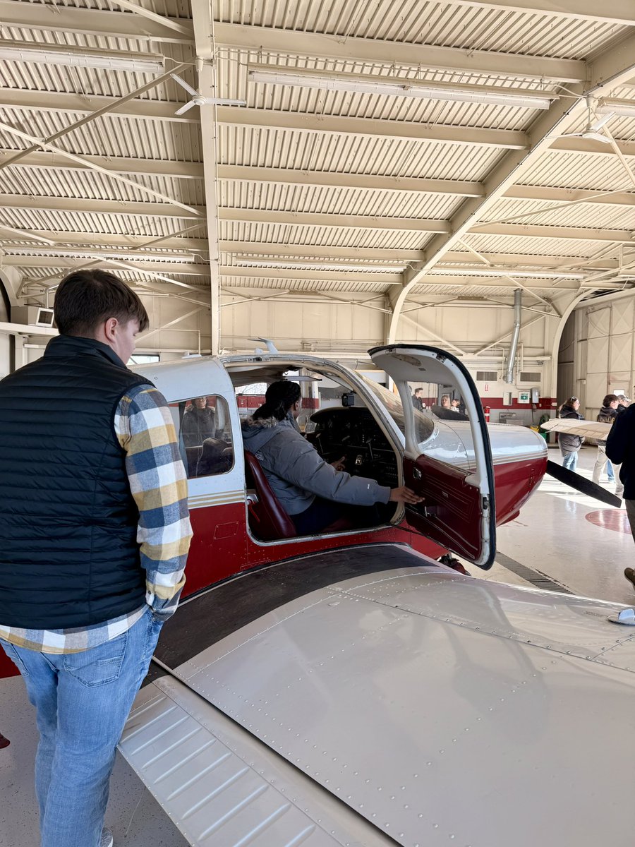 CoeCollege's tweet photo. ✈️ Future Kohawk aviators are learning about our aviation management and flight operations program, and how they’ll fly in their first term! #Go2Coe https://t.co/WKbMWt0oEn