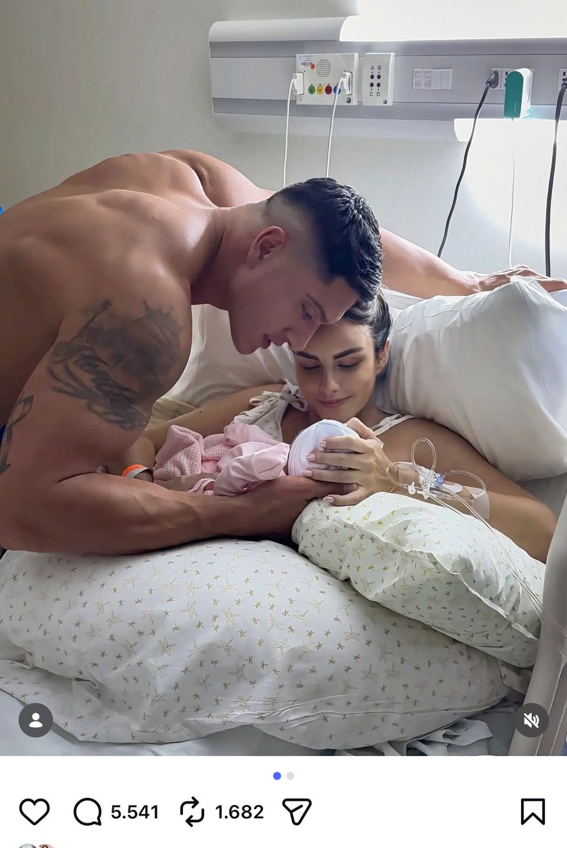 en qué contexto te sacai la polera en el parto de tu hija? cada cosa que hace sammis reyes es más cringe que la anterior