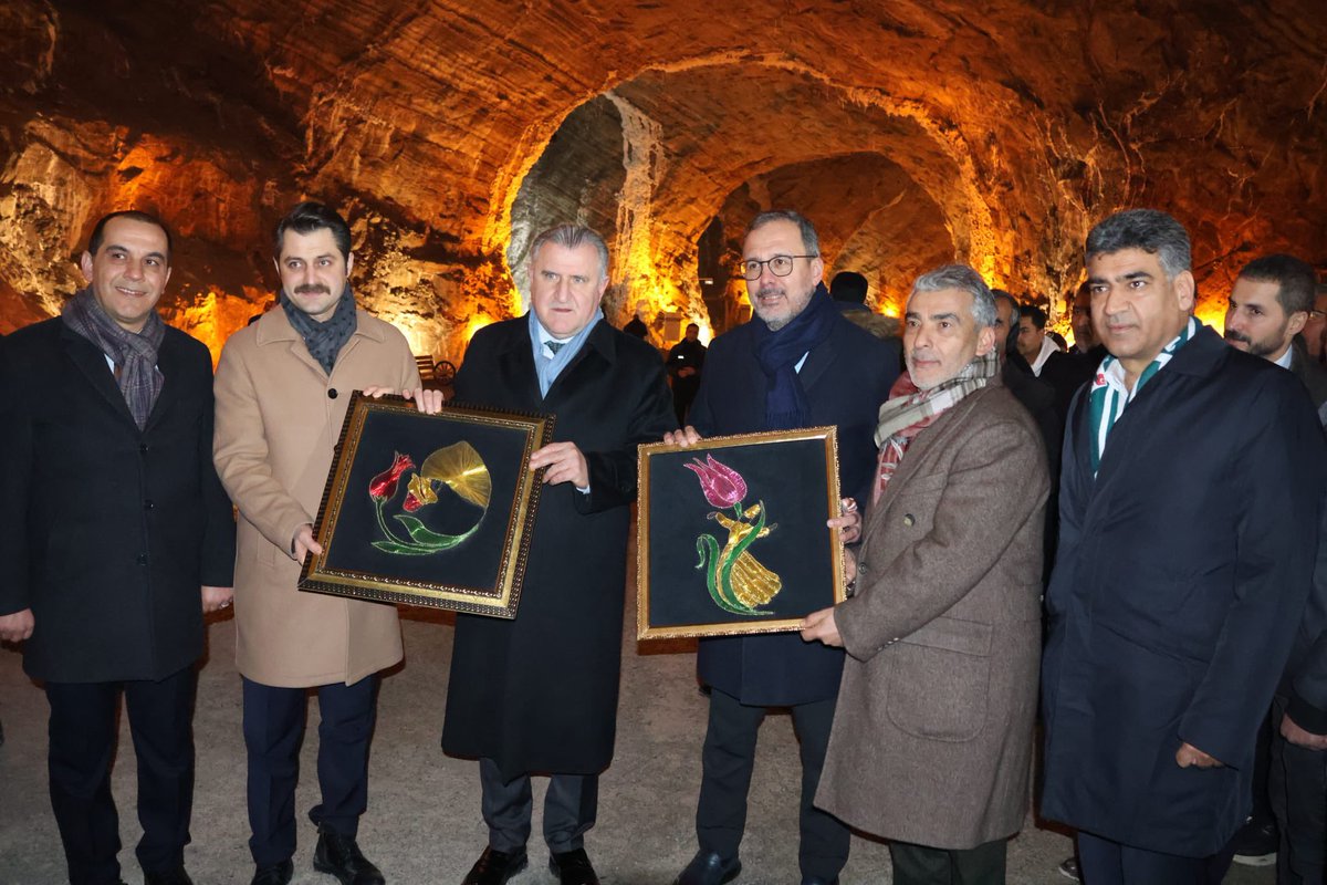 canturkalagoz's tweet photo. Programımızın sonunda, Anadolu’nun saklı hazinelerinden biri olan Tuzluca Tuz Mağarası’nı ziyaret ettik. Doğal yapısı, şifa veren havası ve eşsiz atmosferiyle yalnızca Iğdır’ın değil, ülkemizin de önemli sağlık ve turizm değerlerinden biri olan Tuz Mağaramız, her ziyaretçisini hayran bırakıyor.

Gençlik ve Spor Bakanımız Sayın Osman Aşkın Bak ile geçmiş dönem Gençlik ve Spor Bakanımız Sayın Mehmet Muharrem Kasapoğlu ile birlikte gerçekleştirdiğimiz bu anlamlı ziyaretin; Tuzluca’nın, Iğdır’ımızın ve bölge turizminin daha geniş kitlelere ulaşmasına vesile olmasını diliyoruz.