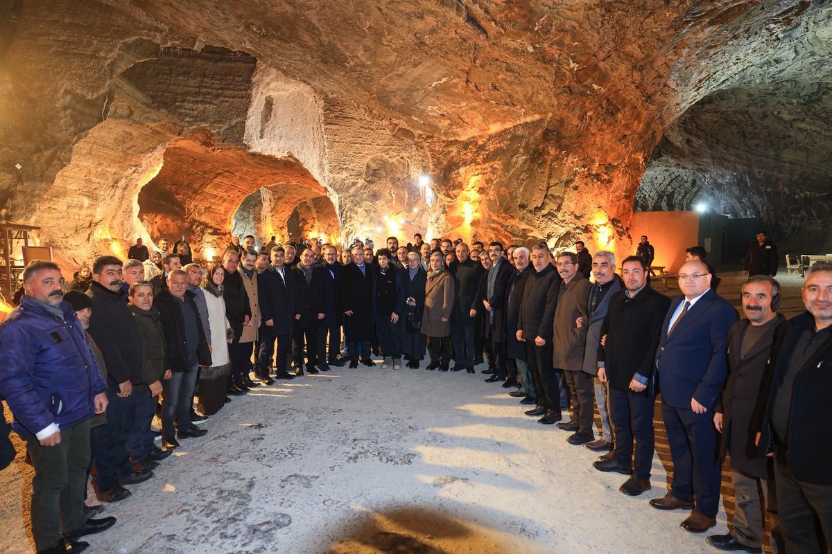 canturkalagoz's tweet photo. Programımızın sonunda, Anadolu’nun saklı hazinelerinden biri olan Tuzluca Tuz Mağarası’nı ziyaret ettik. Doğal yapısı, şifa veren havası ve eşsiz atmosferiyle yalnızca Iğdır’ın değil, ülkemizin de önemli sağlık ve turizm değerlerinden biri olan Tuz Mağaramız, her ziyaretçisini hayran bırakıyor.

Gençlik ve Spor Bakanımız Sayın Osman Aşkın Bak ile geçmiş dönem Gençlik ve Spor Bakanımız Sayın Mehmet Muharrem Kasapoğlu ile birlikte gerçekleştirdiğimiz bu anlamlı ziyaretin; Tuzluca’nın, Iğdır’ımızın ve bölge turizminin daha geniş kitlelere ulaşmasına vesile olmasını diliyoruz.