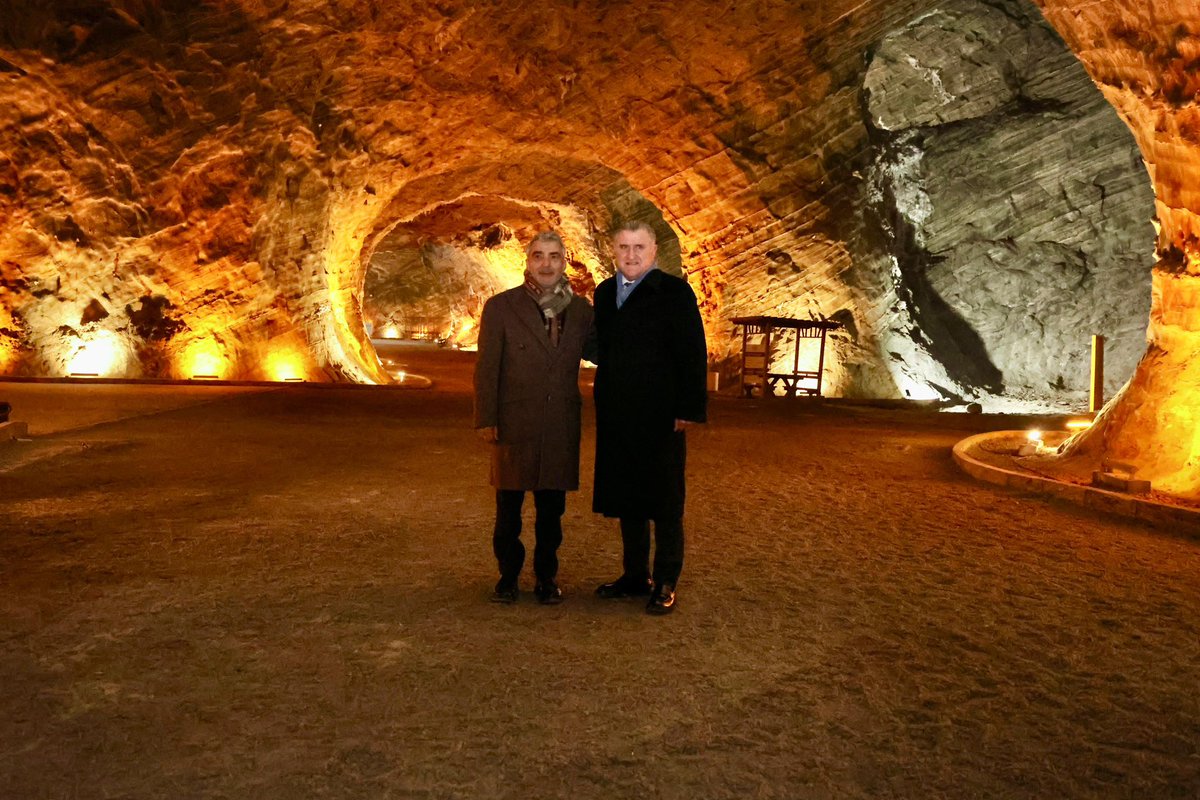 canturkalagoz's tweet photo. Programımızın sonunda, Anadolu’nun saklı hazinelerinden biri olan Tuzluca Tuz Mağarası’nı ziyaret ettik. Doğal yapısı, şifa veren havası ve eşsiz atmosferiyle yalnızca Iğdır’ın değil, ülkemizin de önemli sağlık ve turizm değerlerinden biri olan Tuz Mağaramız, her ziyaretçisini hayran bırakıyor.

Gençlik ve Spor Bakanımız Sayın Osman Aşkın Bak ile geçmiş dönem Gençlik ve Spor Bakanımız Sayın Mehmet Muharrem Kasapoğlu ile birlikte gerçekleştirdiğimiz bu anlamlı ziyaretin; Tuzluca’nın, Iğdır’ımızın ve bölge turizminin daha geniş kitlelere ulaşmasına vesile olmasını diliyoruz.