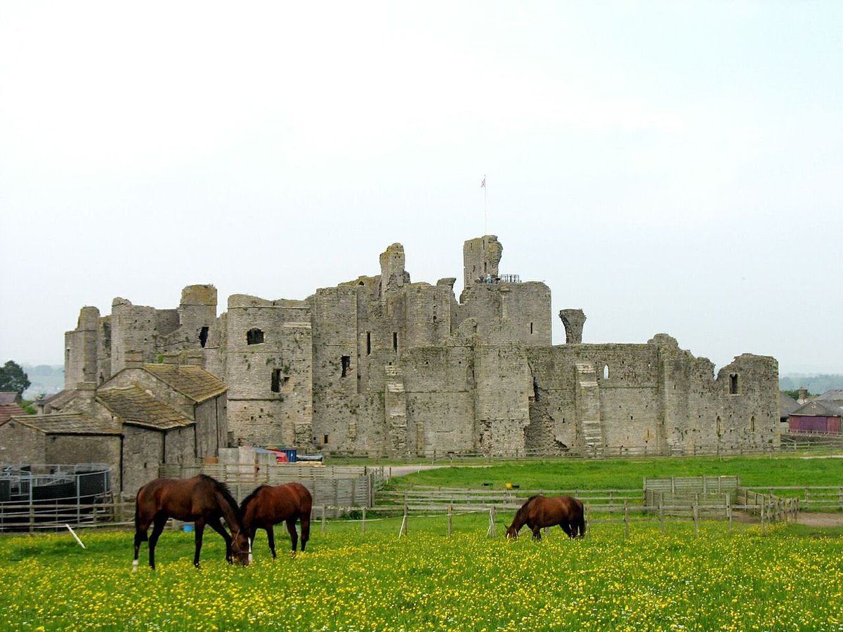 MedievalScholar's tweet photo. The ruins of the 12th century Middleham Castle in Wensleydale, North Yorkshire, England. 

King Richard III was raised here and was under the tutelage of his cousin Richard Neville, 16th Earl of Warwick who was dubbed "Warwick the Kingmaker". https://t.co/9BHNWhp4mZ