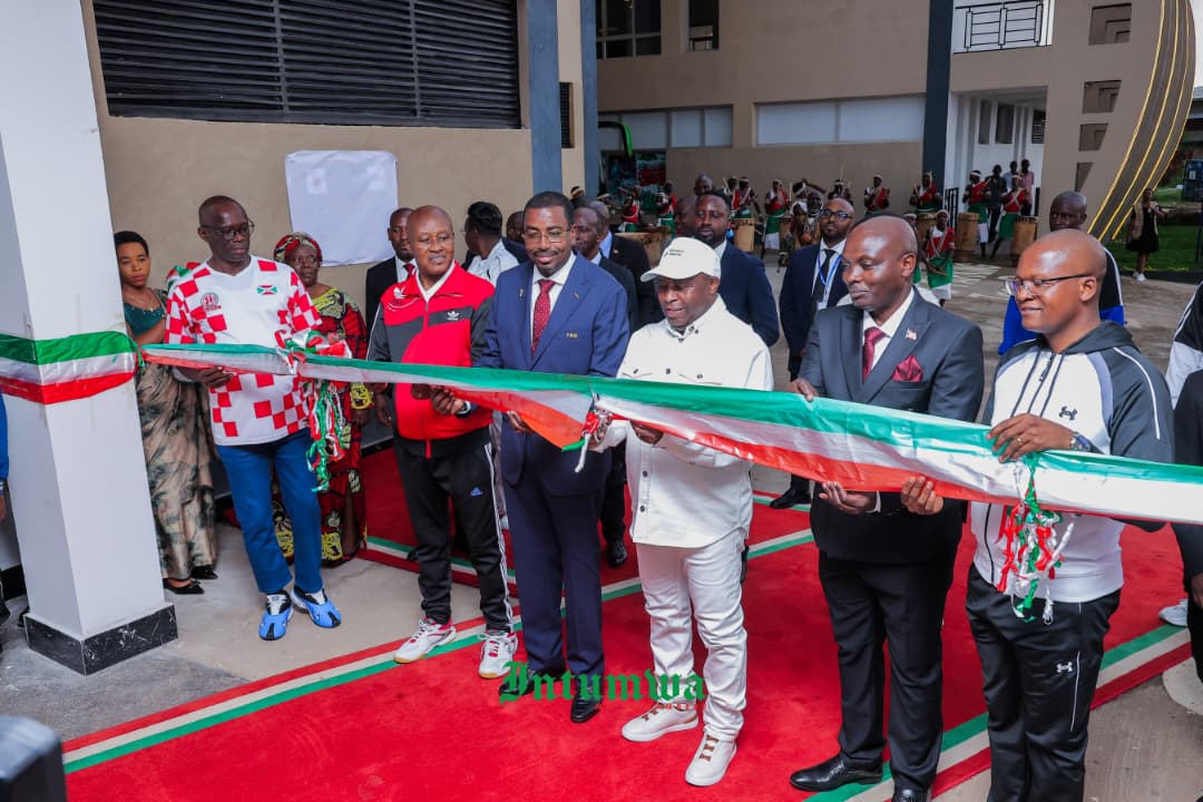 AngeDelc's tweet photo. #Burundi: Le Chef de l’État, S.E @GeneralNeva, a officiellement inauguré le #Stade_Intwari.
Les cérémonies ont vu la participation des responsables de la @FFB_Burundi, des représentants de la FIFA et de plusieurs hautes autorités nationales et sportives.
@NtareHouse @IntumwaNews https://t.co/y6VhFK1wq3