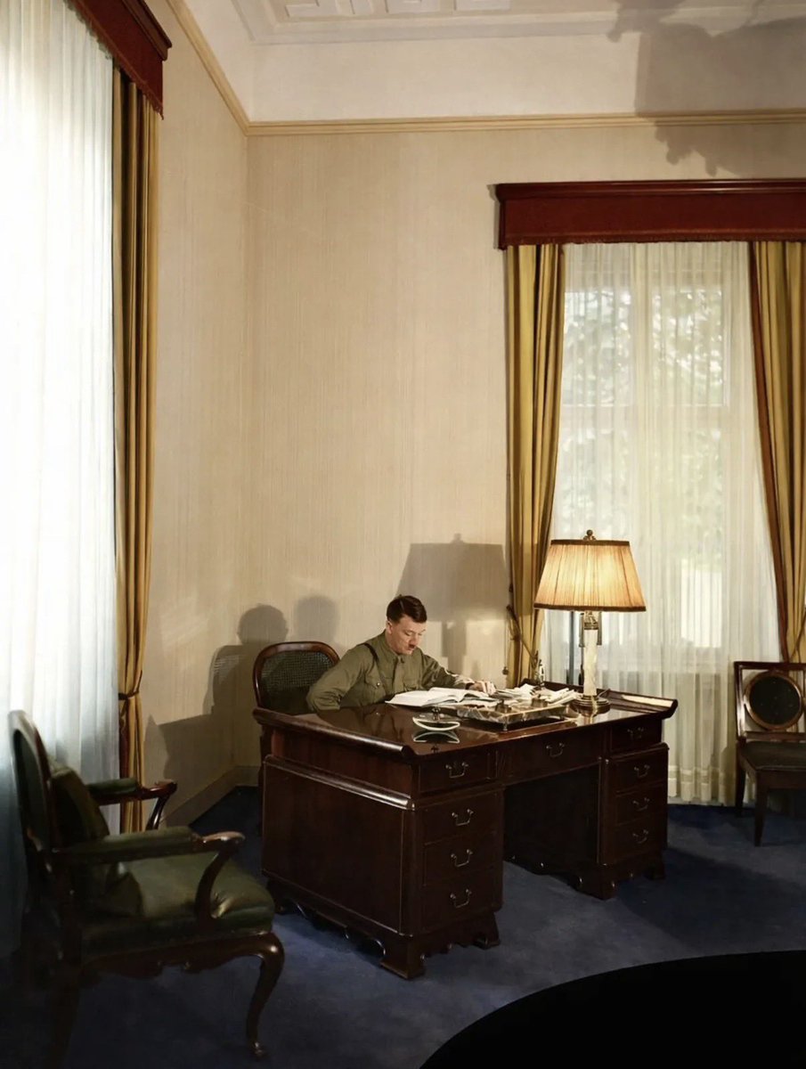 IIGM_Esp's tweet photo. Esta fotografía muestra a Adolf Hitler dentro de su oficina en la Braunes Haus (Casa Parda) de Múnich, la sede del Partido Nazi, poco después de que el edificio se inaugurara oficialmente el 13 de enero de 1931. En ese momento, Hitler aún era el líder del Partido Nazi y todavía no había llegado al poder. La imagen captura un momento significativo de los primeros años del partido, reflejando su creciente organización y ambiciones políticas en la Alemania anterior a 1933.