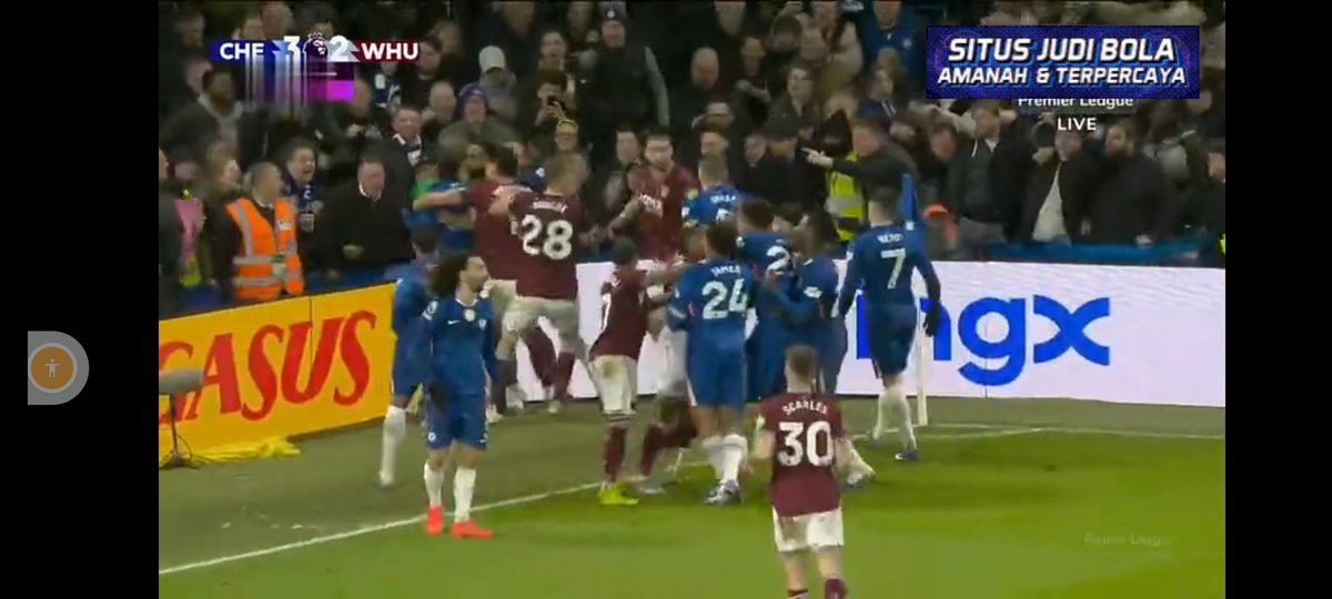 RoyMasivers's tweet photo. Drama Berantam di  menjelang akhir pertandingan  emosi West Ham kenak comeback 😂🤣 https://t.co/GYuq0arn8L