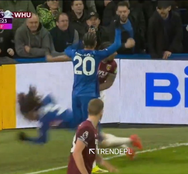 MufcWonItAll2's tweet photo. Traoré picked him up and fucking launched him. 🤣🤣 https://t.co/x7t6eIIvAx
