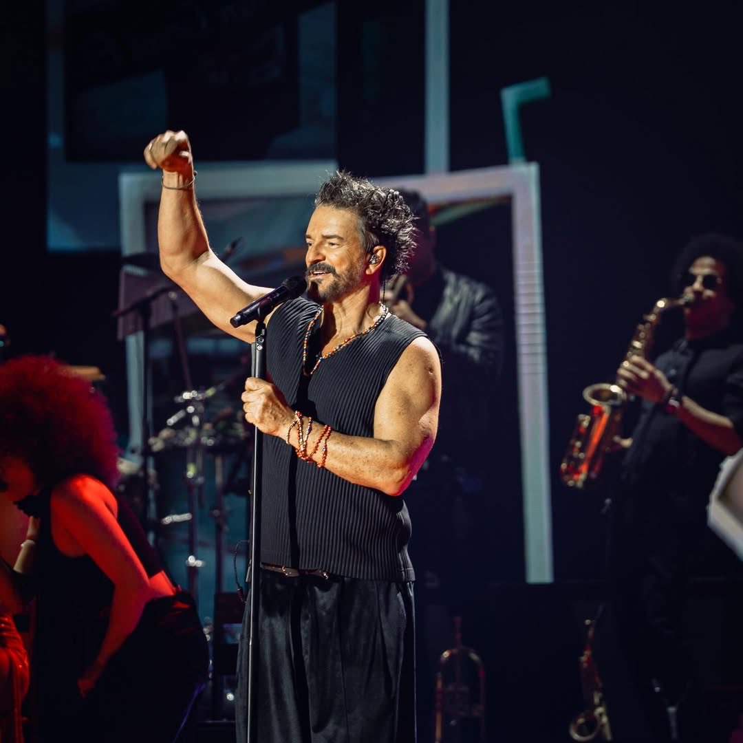 Frío? Nada de eso.  En este país el calor lo ponemos nosotros. Latinoamérica completa. Gracias Chicago, empezamos el viaje.  La suerte de estar cerca. El milagro de decir.  35 conciertos más nos esperan en este país.  Los veremos de cerquita muy pronto.