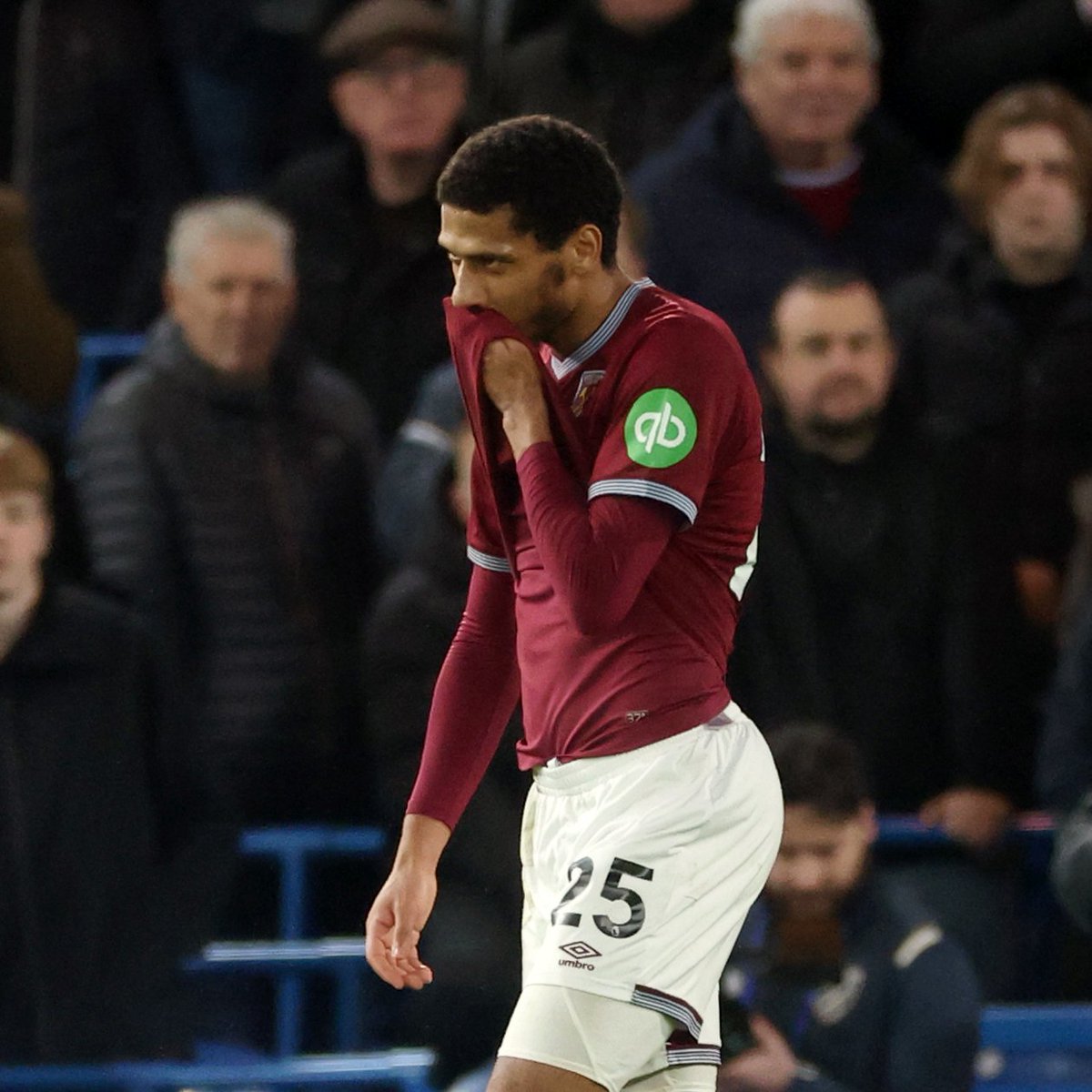 FOXSoccer's tweet photo. A closer look at the altercation between Jean-Clair Todibo and João Pedro that led to Todibo being shown a straight red 🟥😳 https://t.co/Czpq9FHrQF