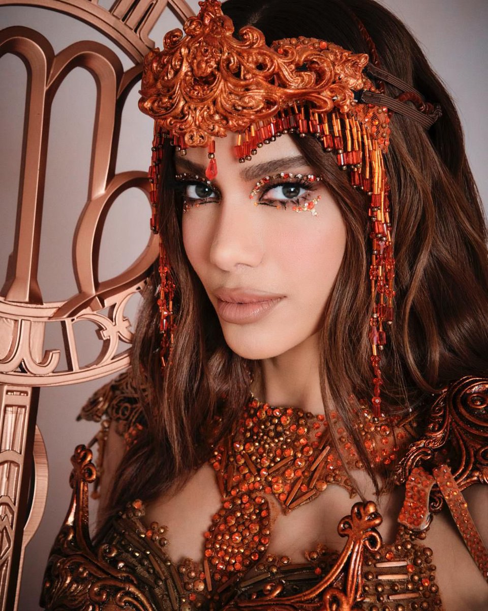 ANITTA SERVINDO FACECARD