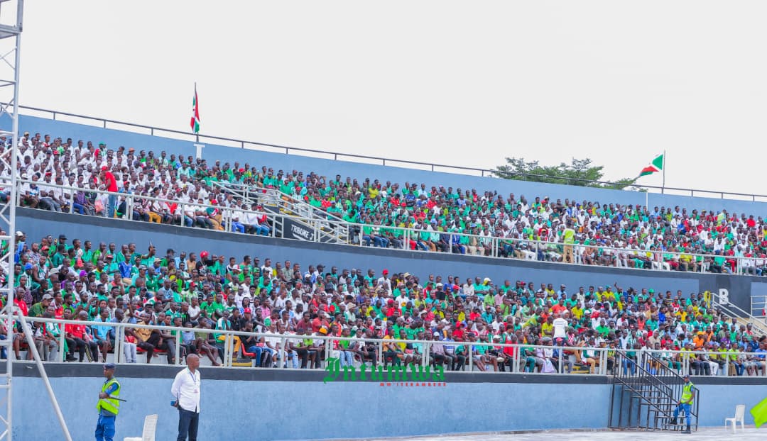 MajProtais's tweet photo. De la vision à la concrétisation :
le #StadeIntwari est là. Merci au Chef de l’État SE @GeneralNeva , à la @FFB_Burundi et à la #FIFA pour cet investissement stratégique au service du sport et de la nation ⚽🇧🇮
@IntumwaNews https://t.co/CeKSBtzttD