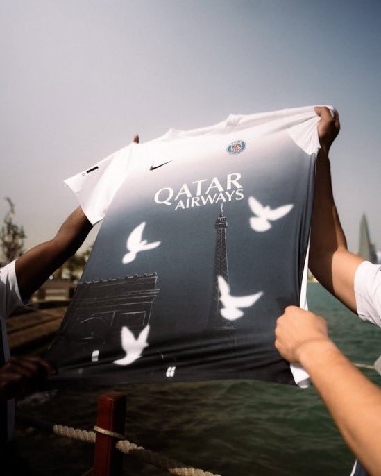 Julien_27LS's tweet photo. Le nouveau maillot que vient de sortir le PSG, j’suis un peu mitigé 🫤 https://t.co/yNjbNO10hv