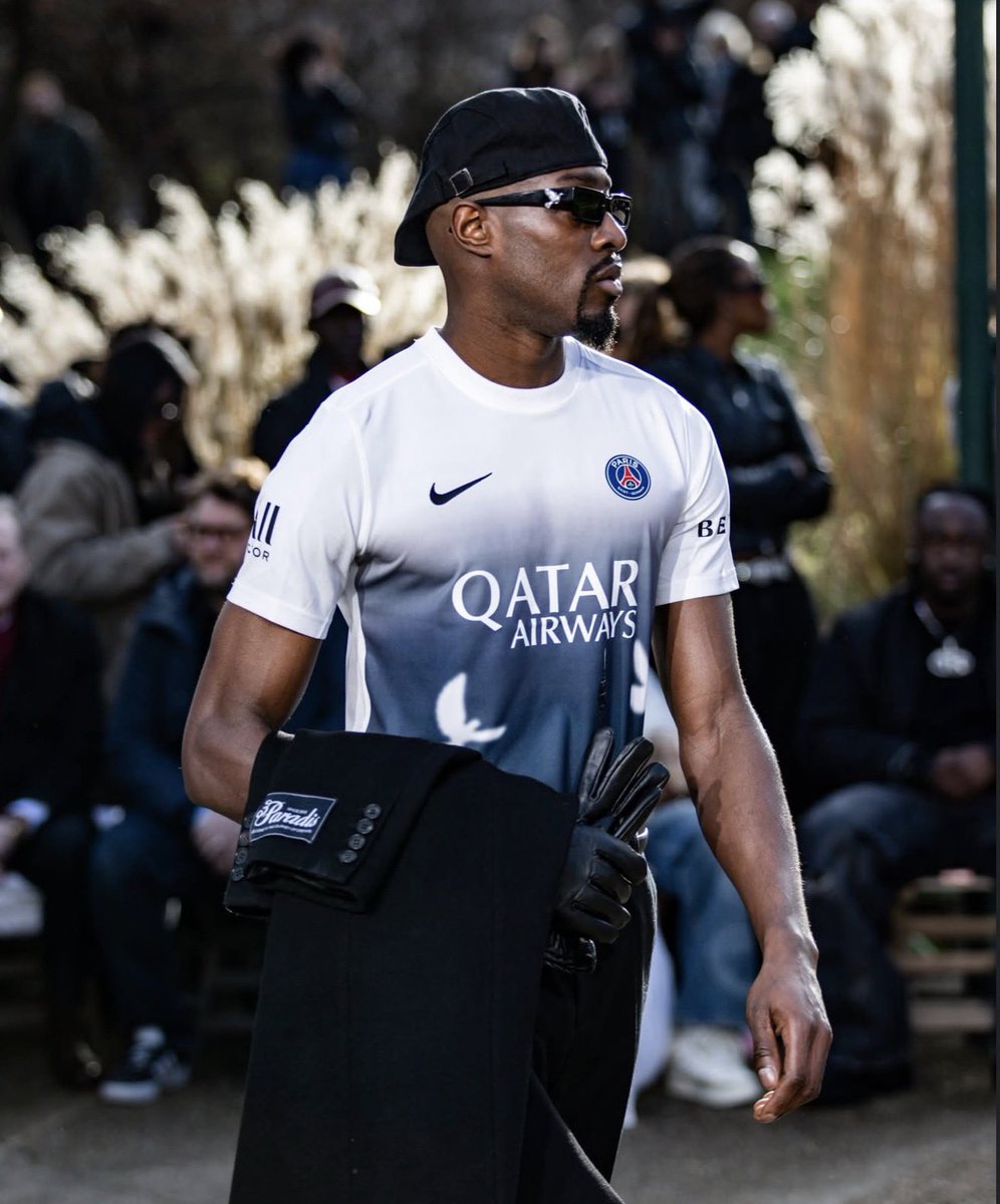Julien_27LS's tweet photo. Le nouveau maillot que vient de sortir le PSG, j’suis un peu mitigé 🫤 https://t.co/yNjbNO10hv