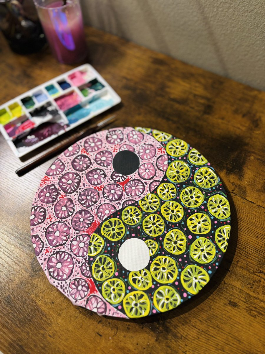 mishadalal's tweet photo. Back to painting after a hiatus🎨

Path Yin Yang — depicting colonic morphology on H&amp;E alongside corresponding features under fluorescent immunofluorescence.

#PathArt #pathology #medillustration #MedTwitter https://t.co/xezm0F1puJ