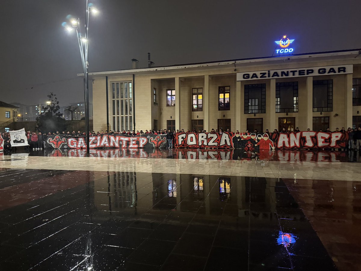 YAĞMUR ÇAMUR DEMEDEN GELİYORUZ PEŞİNDEN!

Grubumuz takımımızın peşinden Gençlerbirliği deplasmanı için Ankara’ya yola çıktı.

#ForzAntepGrubu