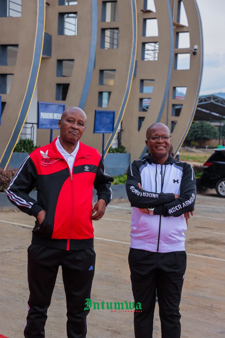 IJoelkhan's tweet photo. Le Président du #Burundi @GeneralNeva a procédé à l’ouverture officielle du #StadeIntwari.
La cérémonie a célébré la promotion du football et des activités sportives au Burundi.
Etaient présents Ndikuriyo Révérien, Muyenge Alexandre, ainsi que des représentants de la FIFA. https://t.co/8RripV58xp