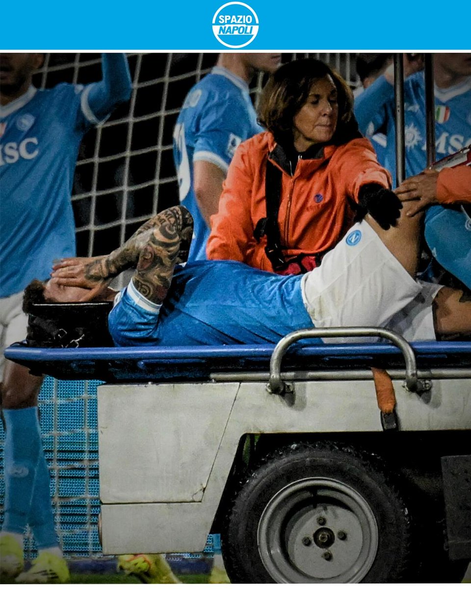 Spazio_Napoli's tweet photo. Il gesto speciale di Gutierrez per il capitano Di Lorenzo è da brividi 💙

"Questa vittoria è dedicata al nostro capitano": tutto il gruppo è con il suo leader 💪

#SSCNapoli #Gutierrez #DiLorenzo https://t.co/prZVbTx1jn