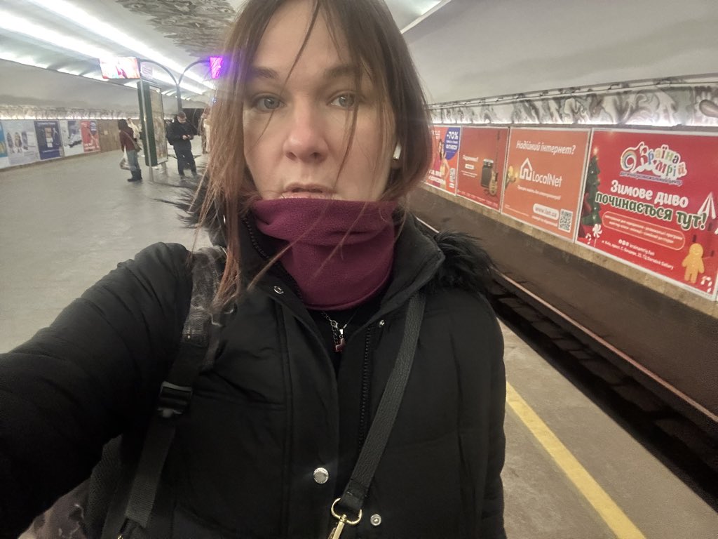 Hi from Kyiv metro that works again ❤️‍🩹✨ because glory to Ukrainian energy workers. And because fkc you Russia in your face