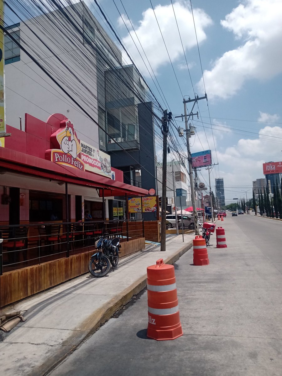 #NoTienenMadre Estos son los locatarios que se oponen a un derecho de TODOS, la colocación de una ciclovía, y es que esto afectaría porque suben sus autos a la banqueta y colocan chingaderas en la vialidad...¿Que van a hacer <a href="/armentapuebla_/">Alejandro Armenta</a> ?