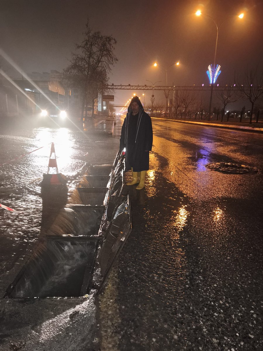 Şanlıurfa’da etkili olan yoğun sağanak yağışlara karşı ŞUSKİ ekiplerimiz 7/24 teyakkuzda.

Genel Müdürlüğümüze bağlı tüm iş makinesi filomuz ve saha personelimiz; olası su birikintileri ve baskınlara karşı anbean sahada görev yapıyor.

Mazgal temizlikleri, kanal kontrolleri ve
