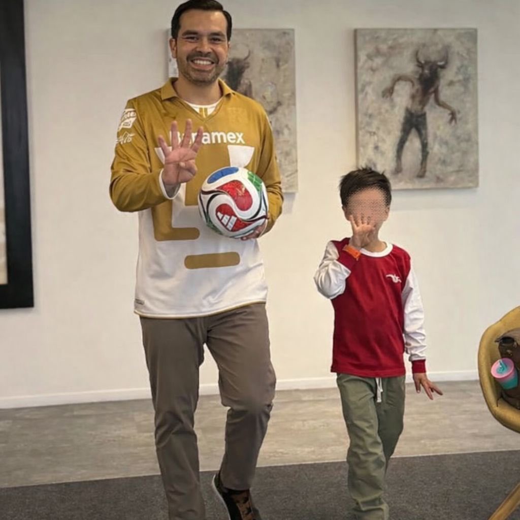 .<a href="/MovCiudadanoMX/">Movimiento Ciudadano | Movimiento Naranja</a> cada vez más cercano y más arrastrado a MORENA. La 4T avanza infiltrando y gobernando a su partido. Prefieren estar de tapetes y esquiroles, que buscar ser una verdadera oposición. 

La manita levantada de <a href="/AlvarezMaynez/">Jorge Álvarez Máynez</a> lo delata. Aunque quieras hacer pensar que