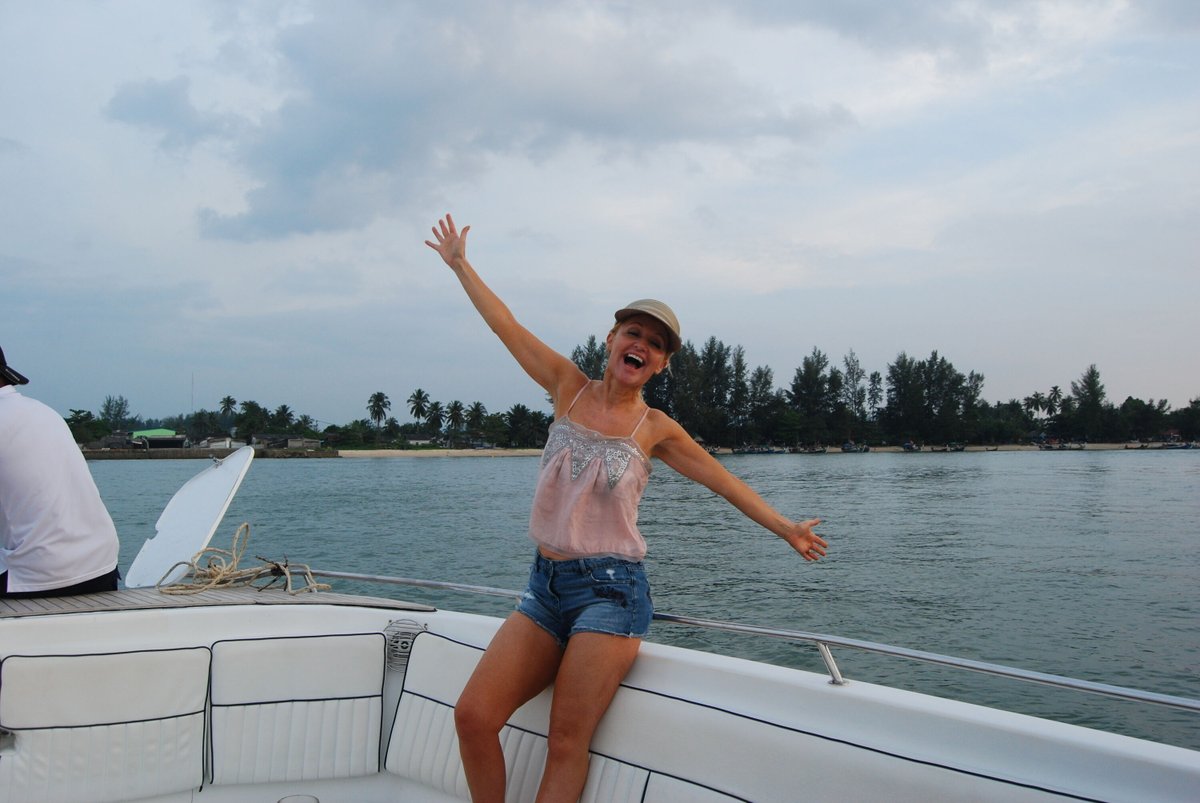 Trying really hard not to fall off the boat.. 🤣

#Anulade #travel #lovetosail #holiday #tb