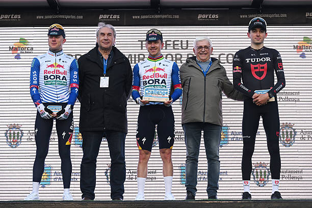 FanMathysRondel's tweet photo. IL A REUSSI !!!

MATHYS RONDEL finit 2eme à 19s du double champion olympique Remco Evenepoel ce qui envisage que le meilleur pour la suite de la saison 🇫🇷 😋

Ps: Il est pas encore habituer au podium ca se voit il cache son trophée mdrrr 🤣

#mathysrondel https://t.co/YJk1CLVqLY