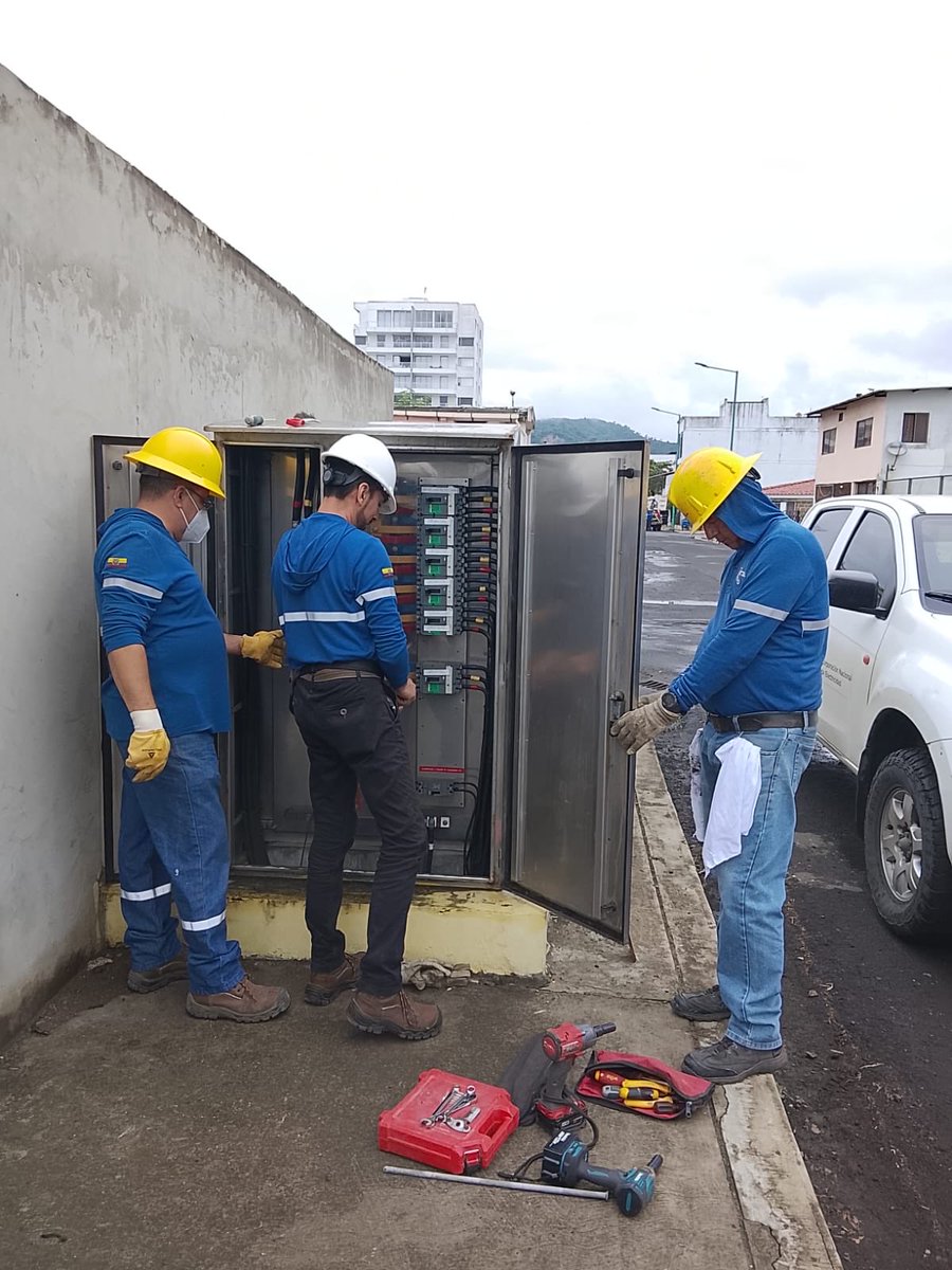 CNEL_EP's tweet photo. ✅ MANABÍ

El equipo técnico de #CNELEP ejecuta trabajos de mantenimiento preventivo y correctivo en redes de bajo voltaje, sin afectación del suministro eléctrico, en las salidas de transformadores y tableros principales de distribución del sistema soterrado de Bahía de Caráquez, cantón Sucre.

Estas labores fortalecen la confiabilidad del servicio eléctrico y benefician directamente a los sectores residencial y hotelero, aportando a una atención eficiente y segura para los turistas que visitan este balneario de la provincia.