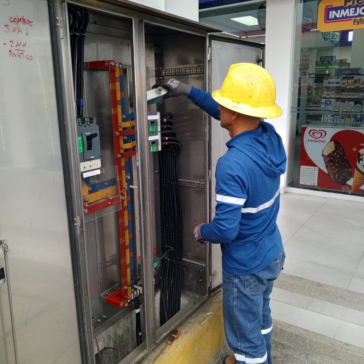 CNEL_EP's tweet photo. ✅ MANABÍ

El equipo técnico de #CNELEP ejecuta trabajos de mantenimiento preventivo y correctivo en redes de bajo voltaje, sin afectación del suministro eléctrico, en las salidas de transformadores y tableros principales de distribución del sistema soterrado de Bahía de Caráquez, cantón Sucre.

Estas labores fortalecen la confiabilidad del servicio eléctrico y benefician directamente a los sectores residencial y hotelero, aportando a una atención eficiente y segura para los turistas que visitan este balneario de la provincia.