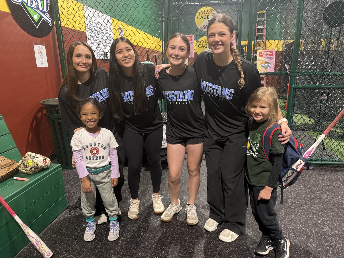 KingwoodSB's tweet image. Seeing our girls giving back to the sport and lifting these future athletes up, means more than they will ever know! #future #selfless #runitback @HumbleISD_KHS @HumbleISD