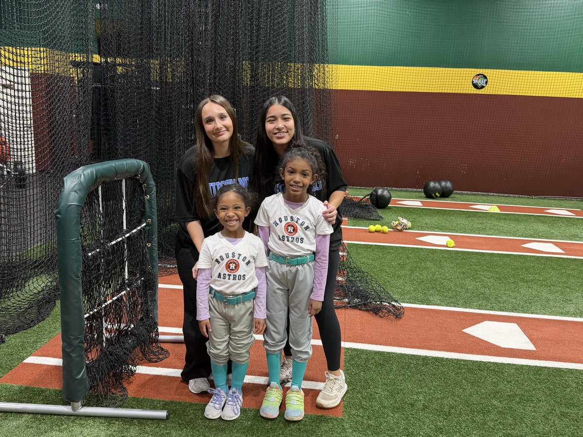 KingwoodSB's tweet image. Seeing our girls giving back to the sport and lifting these future athletes up, means more than they will ever know! #future #selfless #runitback @HumbleISD_KHS @HumbleISD