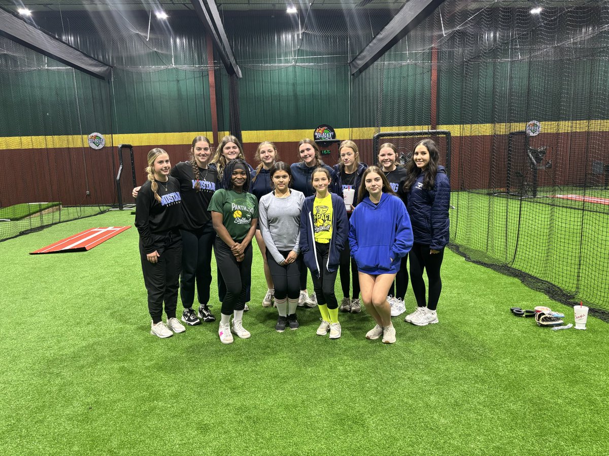 KingwoodSB's tweet image. Seeing our girls giving back to the sport and lifting these future athletes up, means more than they will ever know! #future #selfless #runitback @HumbleISD_KHS @HumbleISD
