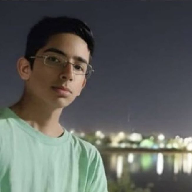 #هومن_جليل، دانشجوى ٢٢ ساله دكتراى حرفه‌اى دانشگاه چمران اهواز، در تاريخ ١٨ دماه در منطقه كيانپارس اهواز توسط نيروهاى امنيتى بازداشت شد.
تاكنون اطلاعات رسمى درباره دلايل بازداشت، وضعيت حقوقى و اتهامات احتمالى عليه او منتشر نشده است.
#IranMassacre