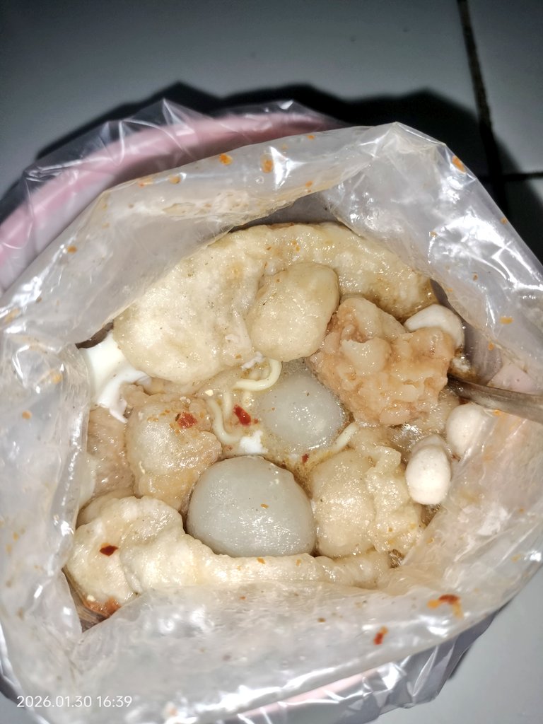 "yuk, beli seblak."

gue dengan kesadaran penuh: "om, mau baso acinya 1, ya."

oknum yang bersangkutan: <a href="/shanendra_/">Shanendra</a> 
oknum yg gak jadi nyeblak tp marah2 gue beli baso aci: <a href="/jngwonp/">࣪</a>