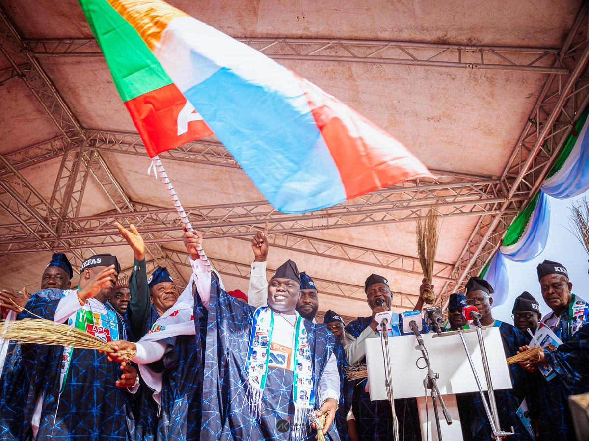 GovAgbuKefas's tweet image. Today, I officially declared my movement to the @OfficialAPCNg.

To the PDP, I say thank you for the platform.

To the APC, I say thank you for the opportunity and handing us the broom. We shall sweep away every trace of poverty, division, and backwardness.

#MovingForward