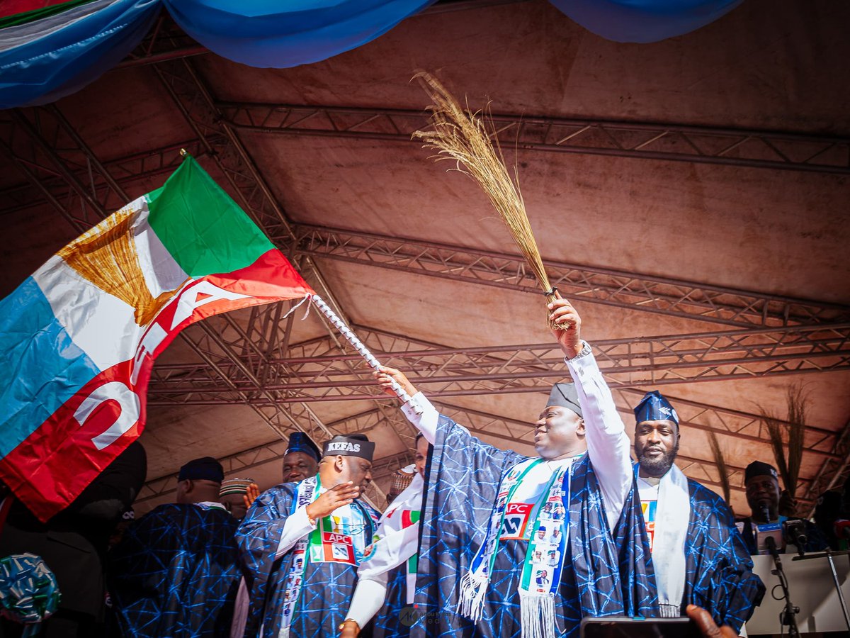 GovAgbuKefas's tweet image. Today, I officially declared my movement to the @OfficialAPCNg.

To the PDP, I say thank you for the platform.

To the APC, I say thank you for the opportunity and handing us the broom. We shall sweep away every trace of poverty, division, and backwardness.

#MovingForward