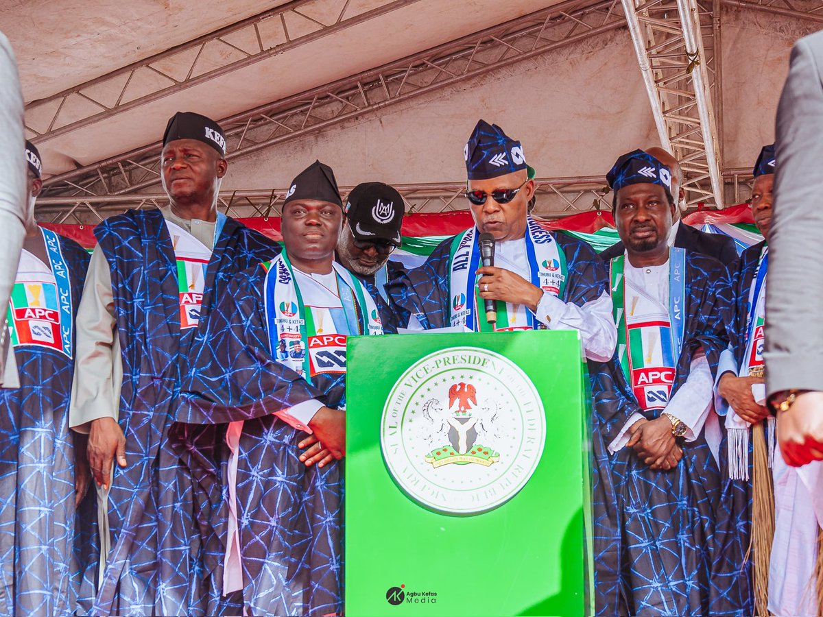 GovAgbuKefas's tweet image. Today, I officially declared my movement to the @OfficialAPCNg.

To the PDP, I say thank you for the platform.

To the APC, I say thank you for the opportunity and handing us the broom. We shall sweep away every trace of poverty, division, and backwardness.

#MovingForward