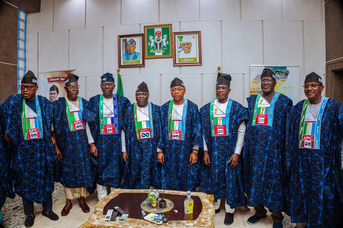 GovAgbuKefas's tweet image. Today, I officially declared my movement to the @OfficialAPCNg.

To the PDP, I say thank you for the platform.

To the APC, I say thank you for the opportunity and handing us the broom. We shall sweep away every trace of poverty, division, and backwardness.

#MovingForward