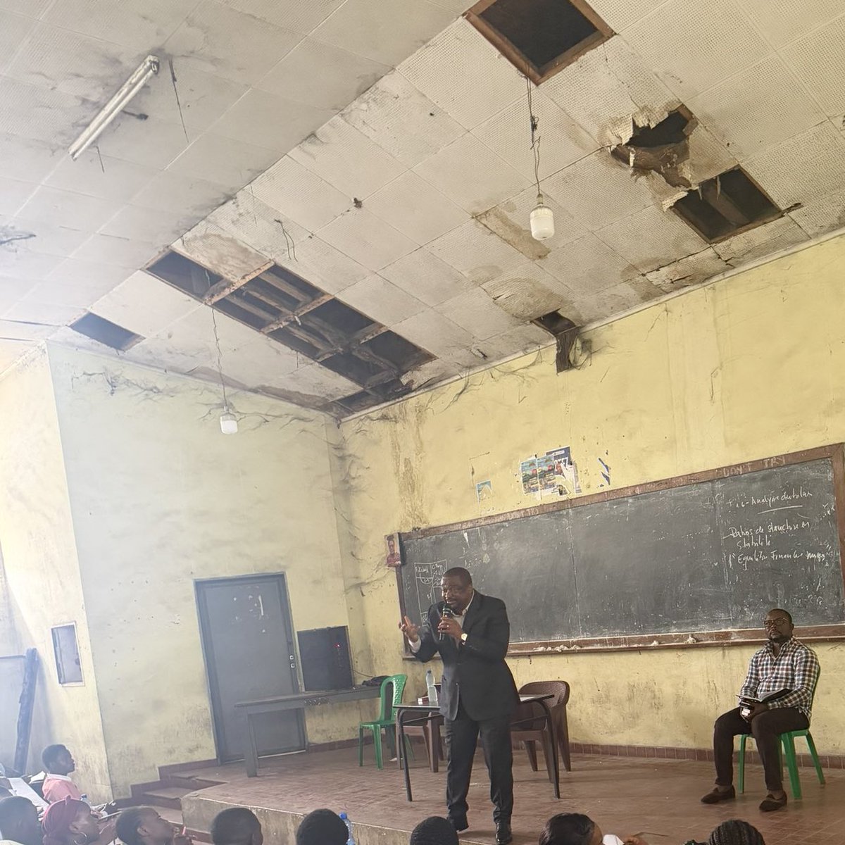 Katsuva_R's tweet image. Université de Kinshasa, ce 31 janvier 2026 ! Plus sales que des toilettes d'une gare de brousse !
Pourquoi cette insalubrité ne révolte personne ?