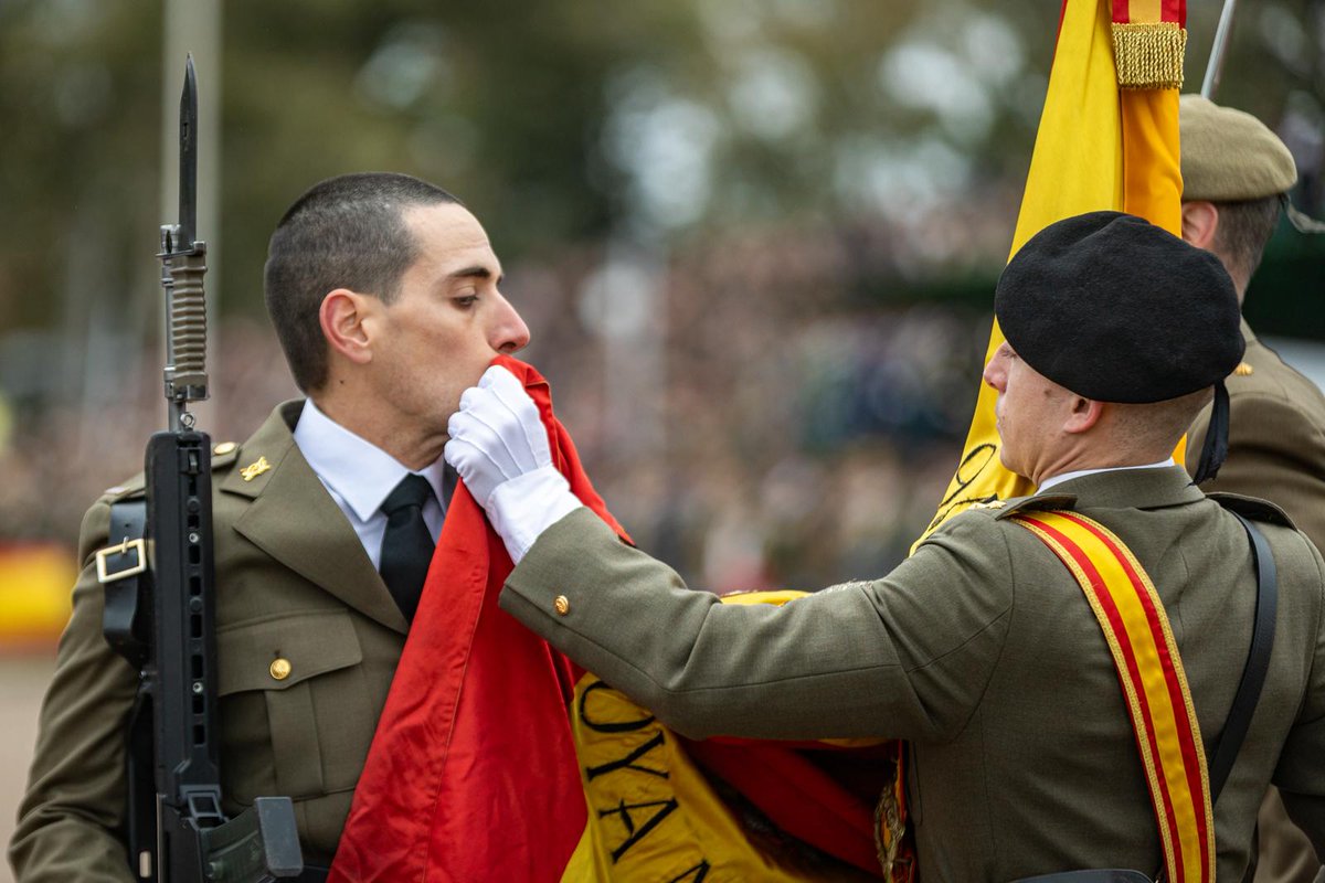 EjercitoTierra's tweet photo. #BuenasNoches. El amor a la Patria es un profundo sentimiento de respeto, orgullo y pertenencia.
🔹 Significa querer a España, valorar su historia, su cultura y honrar el legado de quienes construyeron esta gran nación. Cada paso, cada esfuerzo y cada servicio nacen de este compromiso con España y sus ciudadanos.
👉 En el #EjércitodeTierra, cada paso, cada esfuerzo y cada servicio nacen de este compromiso con España y sus ciudadanos. #ValoresEjército #SomostuEjército 🇪🇦
 👉 ¿Qué significa para ti sentirte parte de España?👇