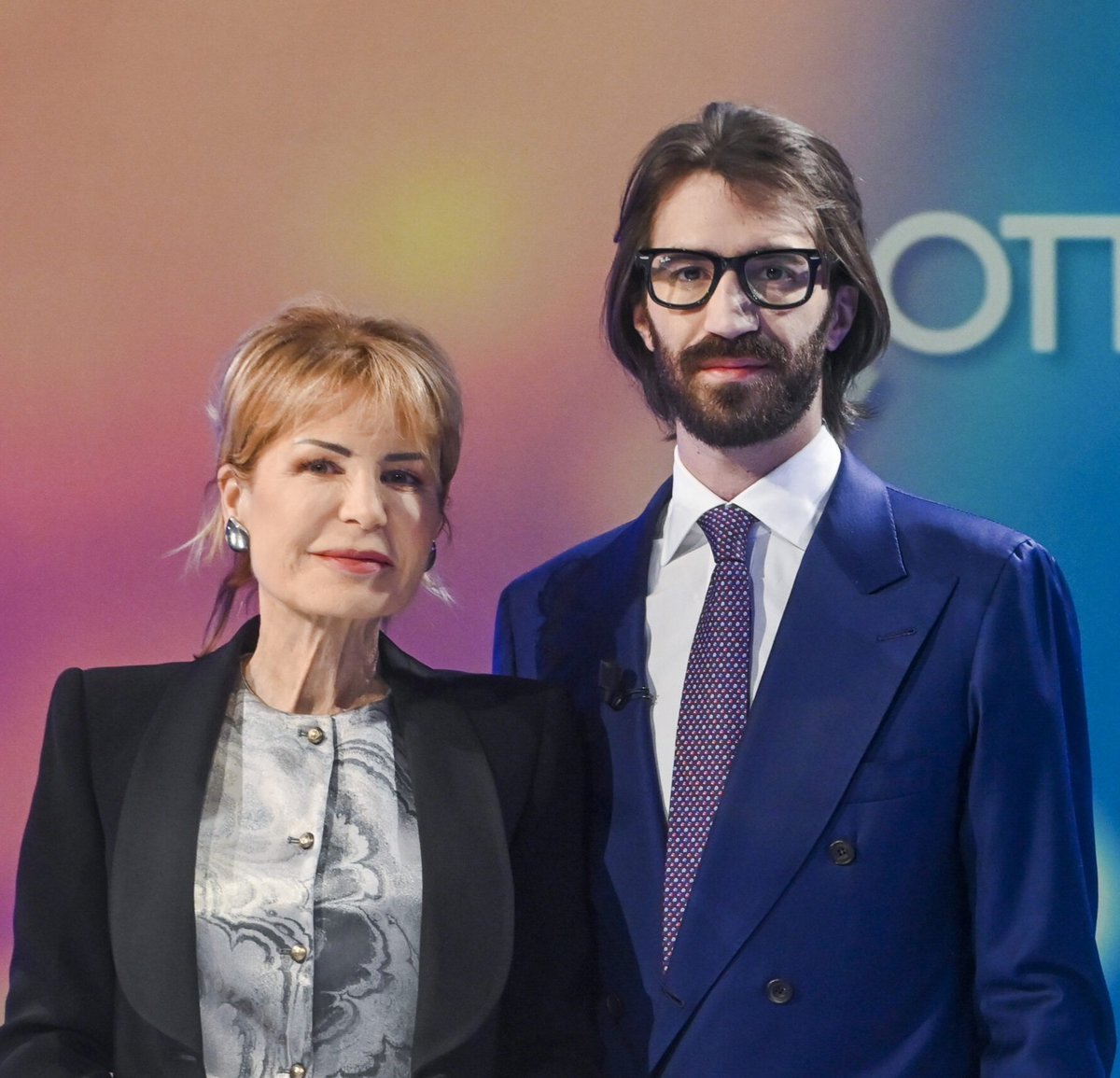 Giorgioaki's tweet photo. Sentire l'intervista di Leonardo Maria Del Vecchio è istruttivo. La sua concezione della politica è quella di molti "liberali pragmatici" del nostro paese. Rispondendo alla domanda di Lili Gruber ha dichiarato di aver votato "a sinistra e a destra", cioè per Renzi e Meloni. Ora, mi sembra già emblematico che per lui la sinistra sia identificata con Renzi, ma soprattutto mi pare eloquente il percorso da Renzi alla Meloni, un itinerario politico dritto e lineare, tutt'altro che contraddittorio che, in molti, troppi, definirebbero liberale e attento al mercato. Quanto al mercato la sua intervista mi è parsa sconcertante, zeppa di luoghi comuni e di una faticosissima retorica del "fare". Il problema, almeno dal mio punto di vista, è che Leonardo Maria Del Vecchio ha una posizione cruciale nel sistema economico e finanziario del nostro paese. Al di là della sua società, da lui più volte citato nell'intervista, che va dal Billionaire e dal Twiga, alla partecipazione in Ima dell'amico Vacchi, a quella in Boem, con Fedez e Lazz, che produce "hard seltzer, ad alcuni ristoranti milanesi, Del Vecchio possiede il 12,5% di Delfin, che ha partecipazioni ben più rilevanti. La holding rigorosamente collocata in Lussemburgo, detiene il 32% di EssilorLuxottica, il 20% di Mediobanca, il 18% di Mps, il 10% di Generali, il 30% di Covivio, la società immobiliare che ha avuto un ruolo centrale nel finanziamento della costruzione del Villaggio olimpico milanese, e il 13% della Compagnia area del Lussemburgo. Alla luce di queste partecipazioni, vorrei fare due considerazioni conclusive. La prima. Data la vicenda Mps-Medobanca e dato il peso del governo Meloni nel sostenerla, non mi stupisce troppo la forte simpatia di Del Vecchio per l'attuale esecutivo, così come non stupisce troppo che gli piaccia il "modello Milano", assai "riformista" in tema urbanistico, vista la partecipazione di maggioranza in Covivio. La seconda, amara, considerazione riguarda l'impressione che l'intervista lascia e la domanda che pone: ma che classe dirigente imprenditoriale ha l'Italia?

Alessandro Volpi