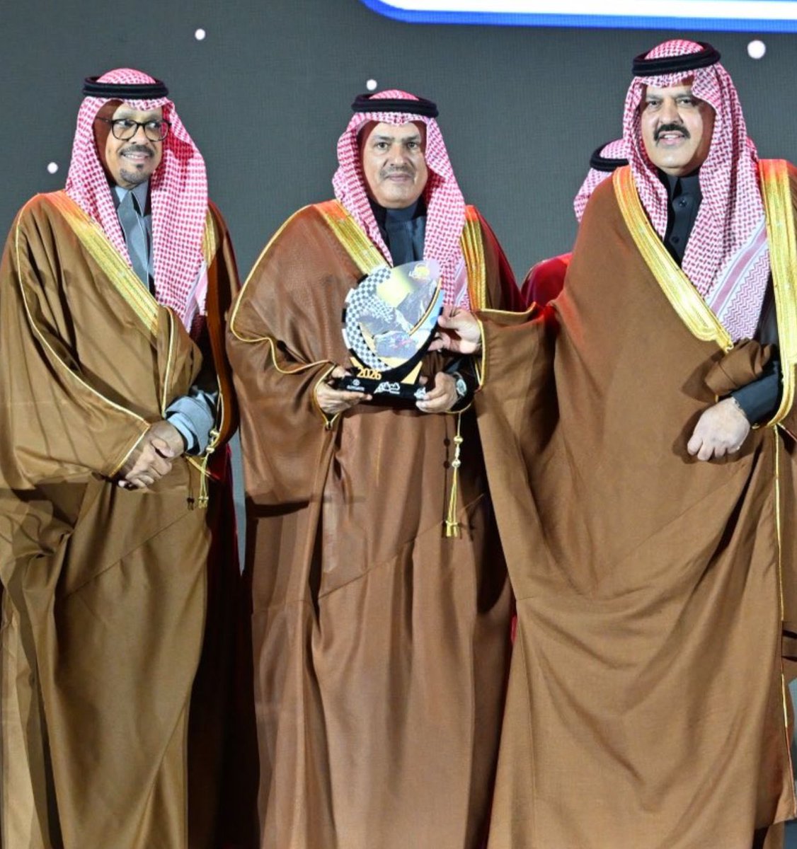 🔴كرم سمو أمير منطقة حائل رئيس مجلس  هيئة تطوير حائل مساء اليوم في الحفل الختام لرالي حائل شركة السليمي المتحدة (الراعي الذهبي ) لــ رالي باها حائل تويوتا الدولي 2026  واستلم التكريم رجل الأعمال سعادة الأستاذ/ سلمان السليمي   . #صحيفة_عين_الحقيقة