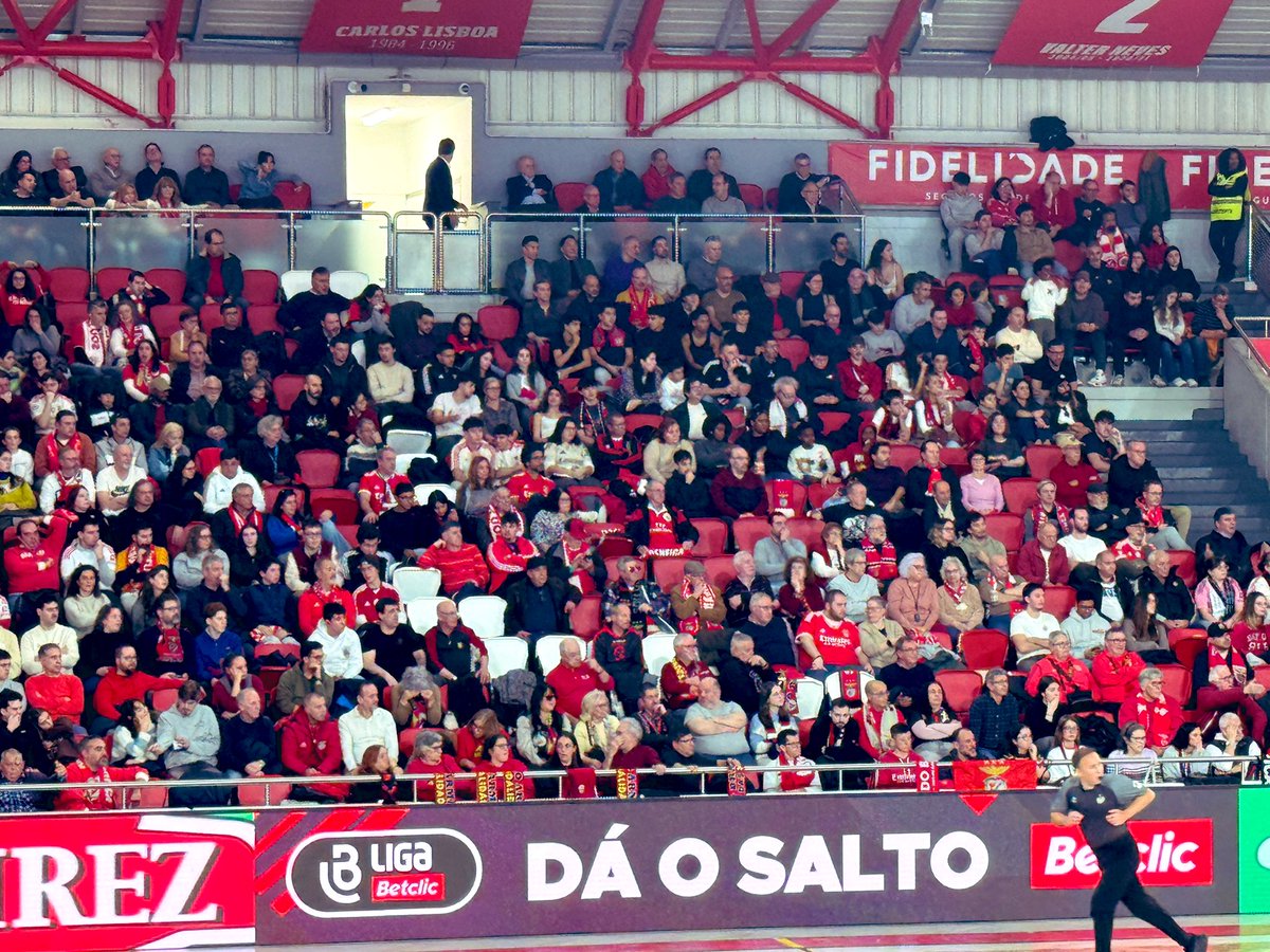 Um antigo jogador internacional (+100 jogos pela Seleção de 🇵🇹 )
Foi jogador do <a href="/SLBenfica/">SL Benfica</a>
Chega 10 minutos após o início do jogo.
Tenta comprar: 2 bilhetes para o SLBxSCP - Liga Betclic. 
Resposta da bilheteira: esgotado. Foi para casa. 
Tirem as vossas conclusões.
Esta imagem é