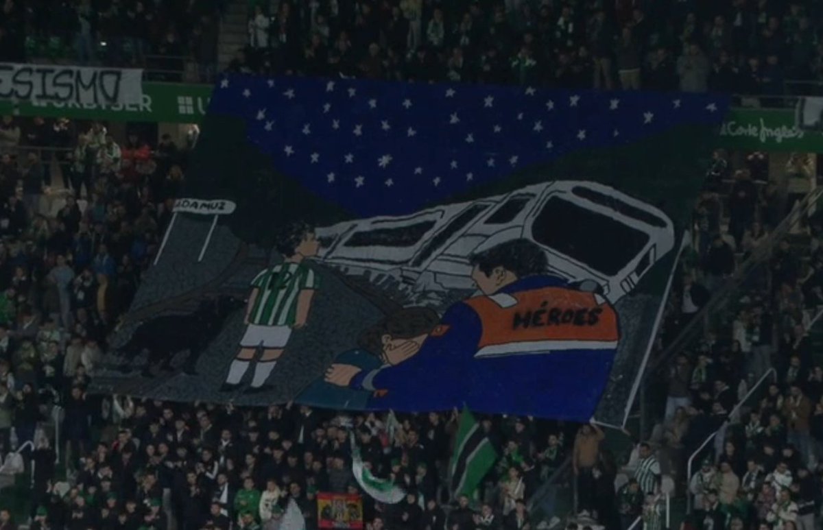 besoccer_ES's tweet photo. 💚Impresionante tifo en Córdoba

🥺Un homenaje a las víctimas del accidente ferroviario de Adamuz y también un reconocimiento a los héroes que ayudaron https://t.co/4zMizAvmpj