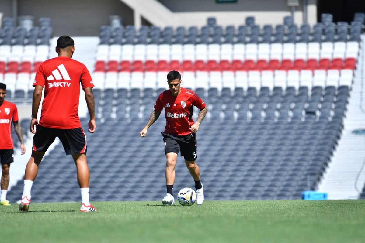 RiverPlate's tweet photo. Listos para mañana 👊⚽️

#VamosRiver 🤍❤️🤍 https://t.co/dNXhrWVnCZ