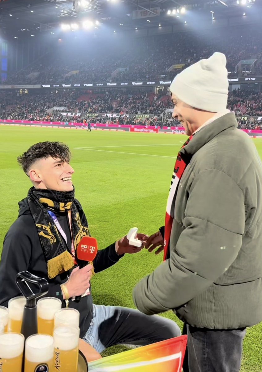 seriesemcena's tweet image. O IMPACTO DE “HEATED RIVALRY”! ❤️‍🔥

Pascal Kaiser, árbitro de futebol alemão, pediu o namorado, Moritz, em casamento no gramado do estádio do FC Köln, em Colônia, nesta sexta-feira. 

Ele se ajoelhou com as alianças nas mãos antes de os dois se abraçarem e se beijarem sob aplausos…