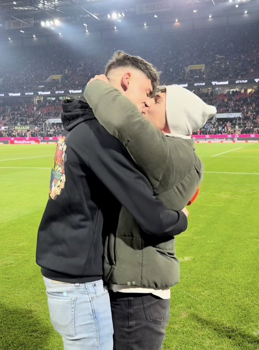seriesemcena's tweet image. O IMPACTO DE “HEATED RIVALRY”! ❤️‍🔥

Pascal Kaiser, árbitro de futebol alemão, pediu o namorado, Moritz, em casamento no gramado do estádio do FC Köln, em Colônia, nesta sexta-feira. 

Ele se ajoelhou com as alianças nas mãos antes de os dois se abraçarem e se beijarem sob aplausos…
