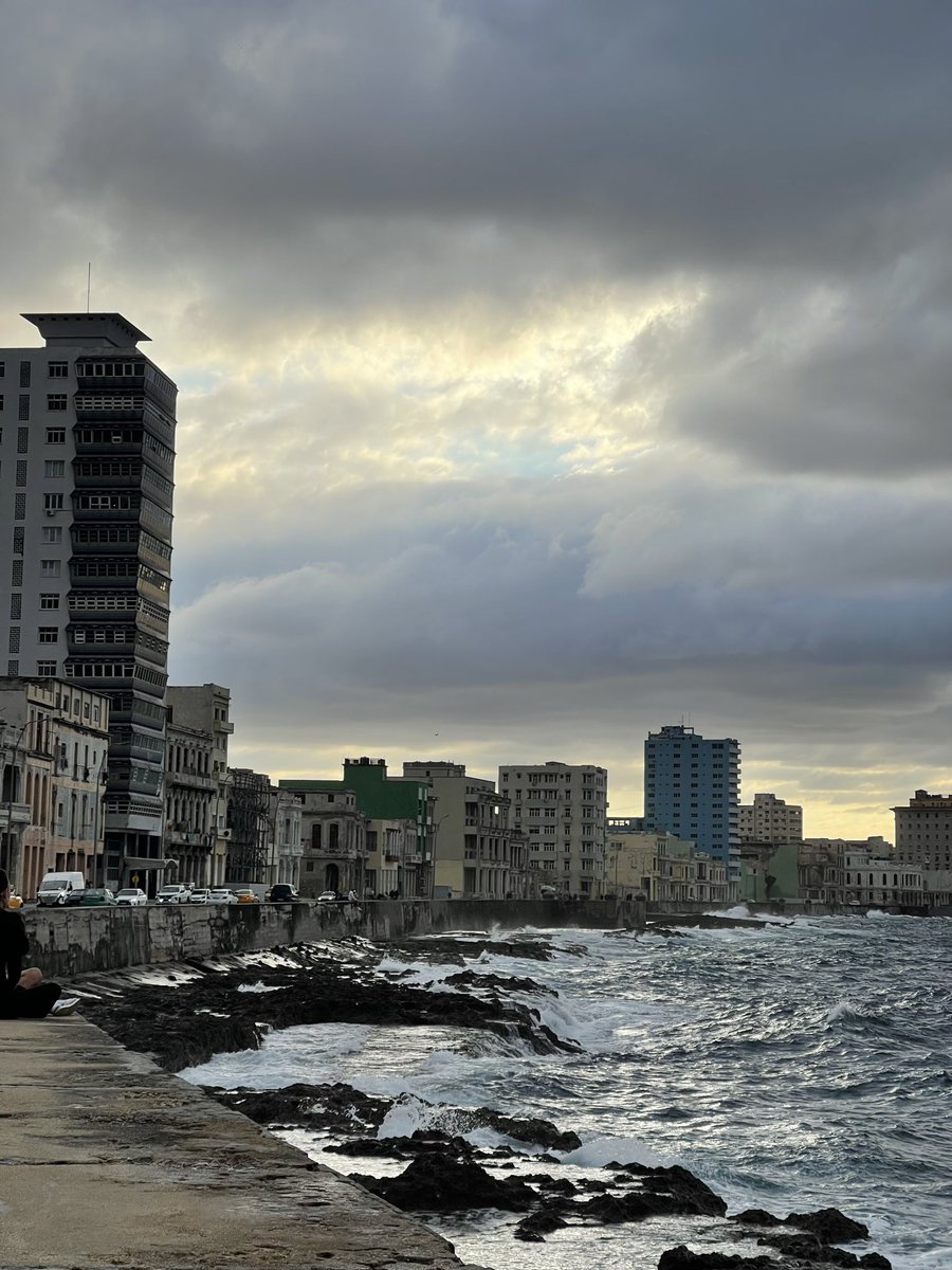 Puercasus's tweet photo. Cielos de la Habana. https://t.co/6RWiIdyvRZ
